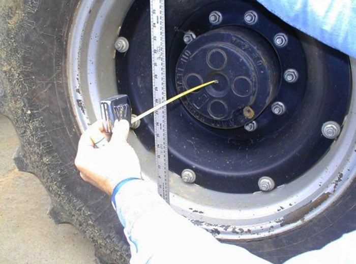 Measure the height between the ground and the middle of the wheel hub