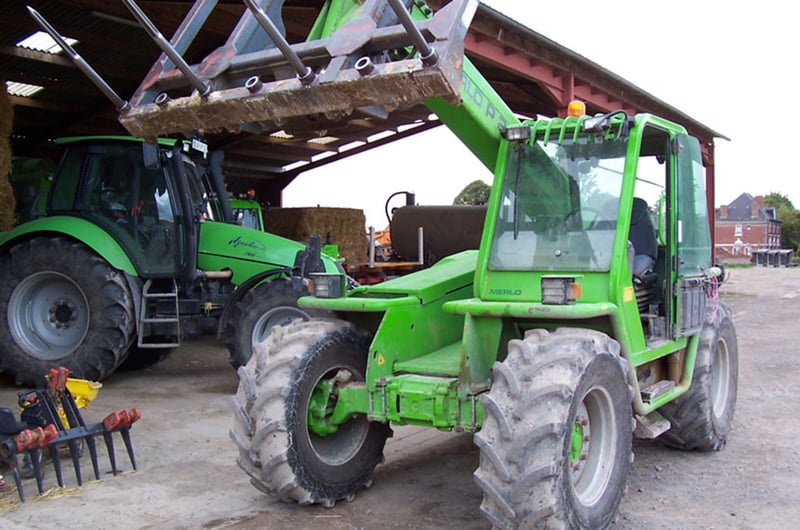 Use of a telescopic handler in the farm courtyard