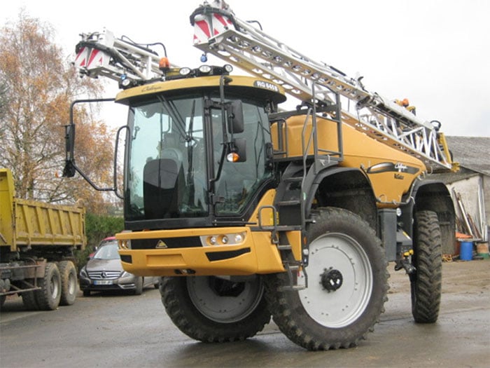 Rogator Challenger self-propelled sprayer (4,800 litre tank, 30 metre boom width) equipped with Performer 95 –380/105R50 tyres