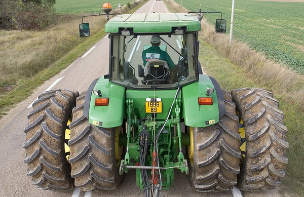 Dual agricultural tyres on the road