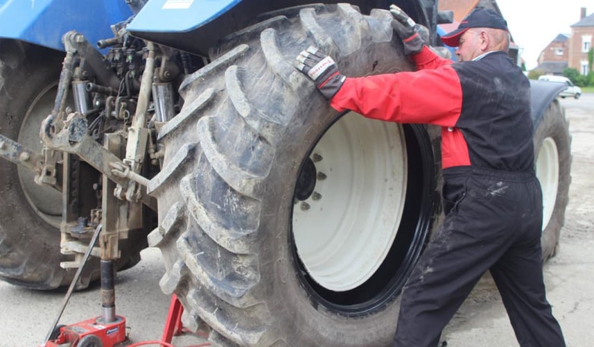 Wheel lift dolly to position the tyre without risk<