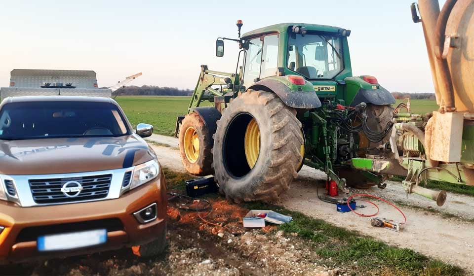 Emergency agricultural tyre breakdown service following a puncture