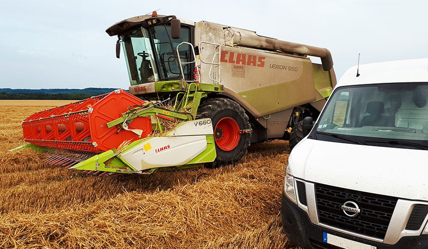 Breakdown service for a combine harvester following a puncture 