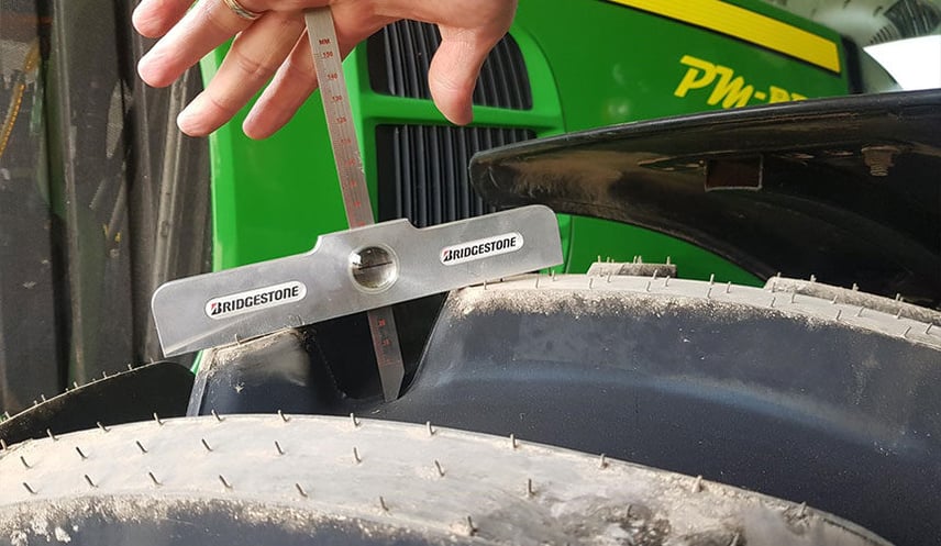 Wear gauge to measure the level of wear to the lugs
