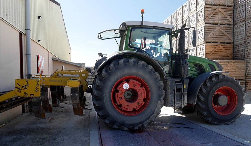 Fendt 939 equipped with a soil aerator with wheel weights to obtain 10,460 kg on the rear axle, which is necessary to obtain a good level of traction
