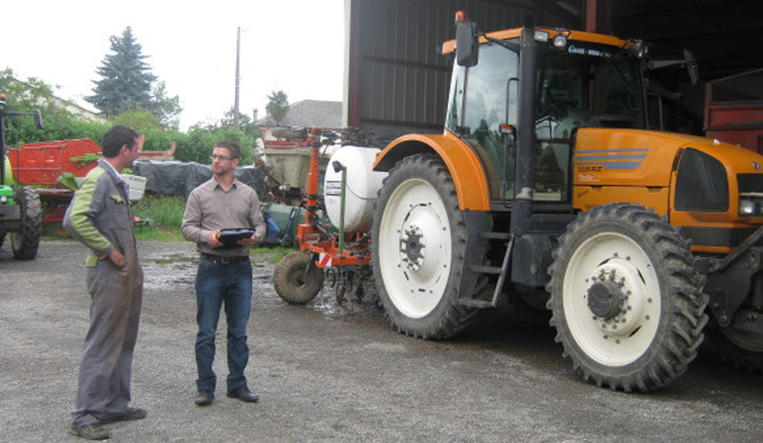 A Firestone expert is at your disposal to help you manage your agricultural tyre costs