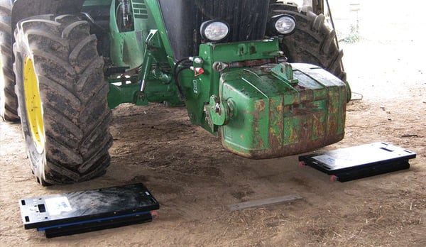 Checking the weight of the tractor’s front axle with its mounted implement