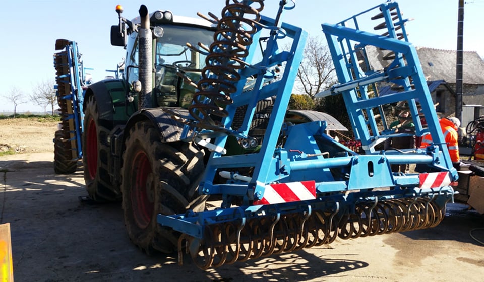 FENDT 930 305HP tractor equipped with a 7 440 Kg seeder