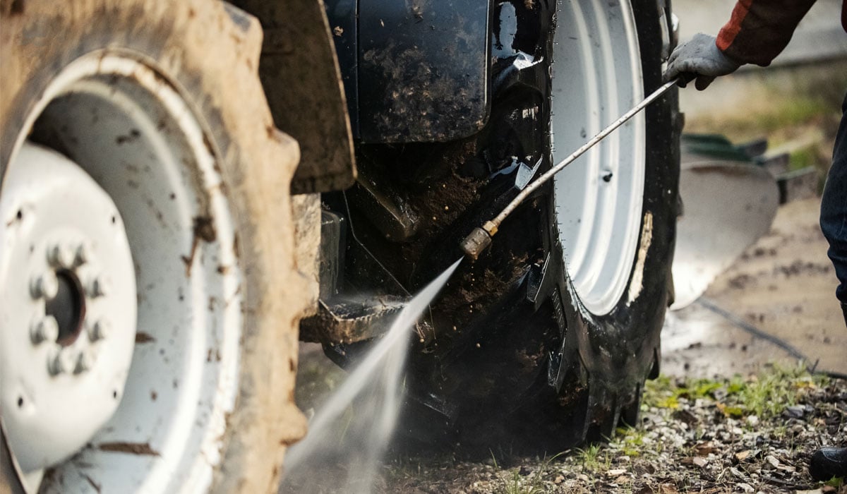 Cleaning the tractor tyres for a more efficient inspection