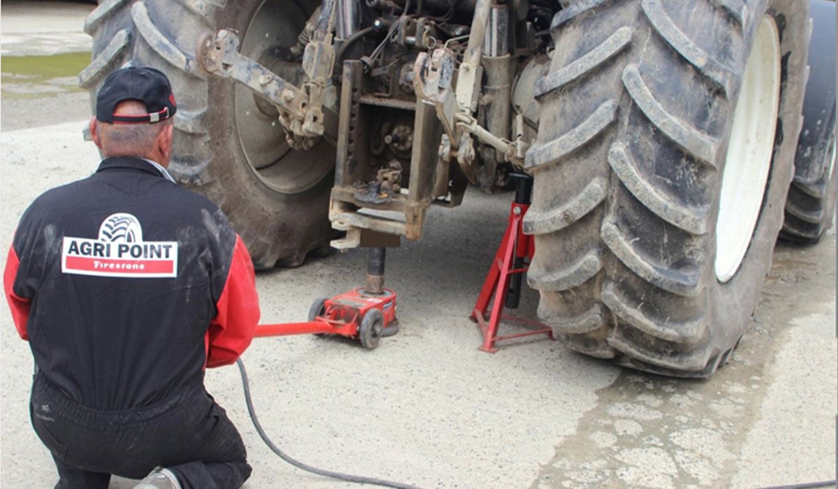 Jacking up the tractor