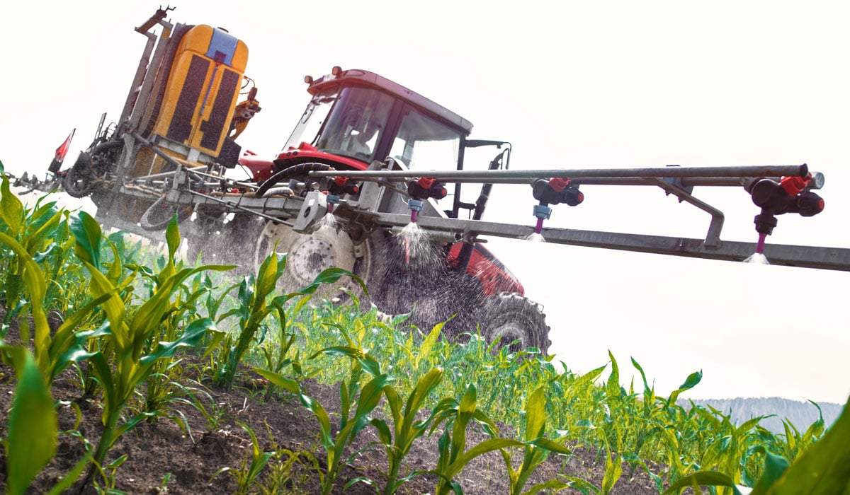 Narrow tyre for a mounted sprayer