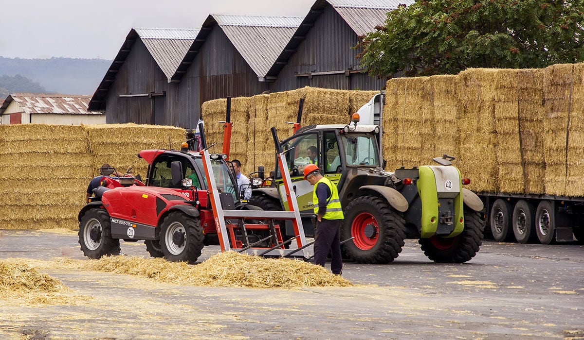 Specific tyres for telescopic handlers