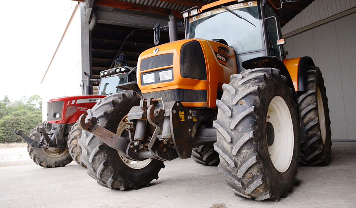 ARES tractor fitted with Performer 85 tyres