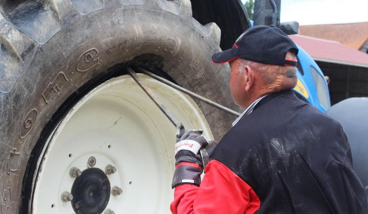 Demounting tractor tyres